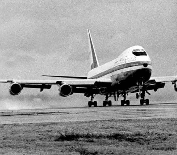 1969 Το Μπόινγκ 747 πραγματοποιεί την παρθενική του πτήση