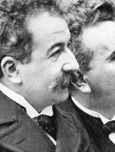 1894: Οι Γάλλοι αδελφοί Λιμιέρ κατοχυρώνουν με δίπλωμα ευρεσιτεχνίας τον «κινηματογράφο»
