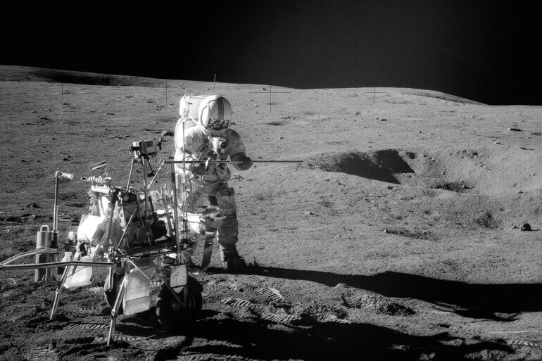 1971: Το διαστημόπλοιο «Απόλλων 14», η τρίτη και τελευταία επανδρωμένη αποστολή των Αμερικανών στο φεγγάρι, προσεδαφίζεται στην περιοχή Φρα Μάουρο της Σελήνης.