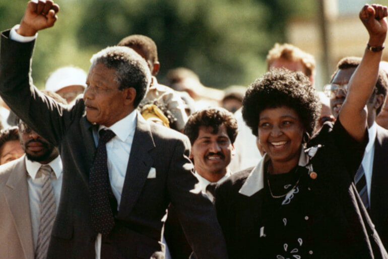 Στις 11 Φεβρουαριου του 1990 απελευθερώνεται ο Νέλσον Μαντέλα